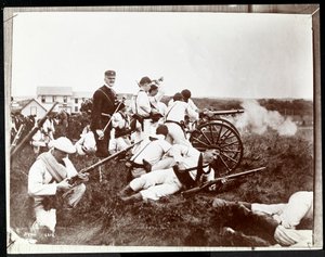 Kopia av ett tidigare foto av soldater från New York Naval Reserves inblandade i en skenstrid med vapen och kanoner, Fishers Island, New York, 1917 (silvergelatintryck)